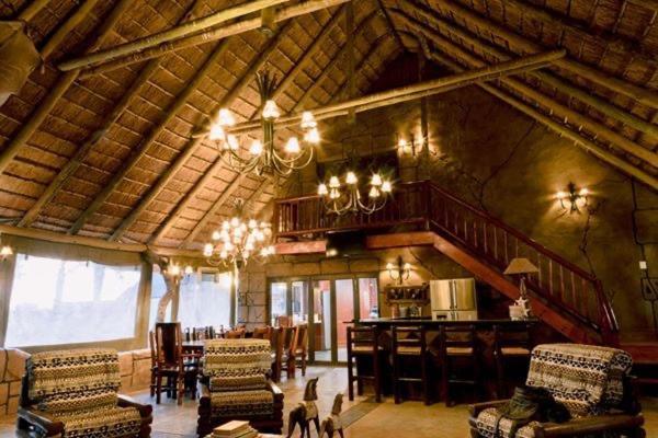 Tshukudiba Game Lodge Tom Burke Esterno foto